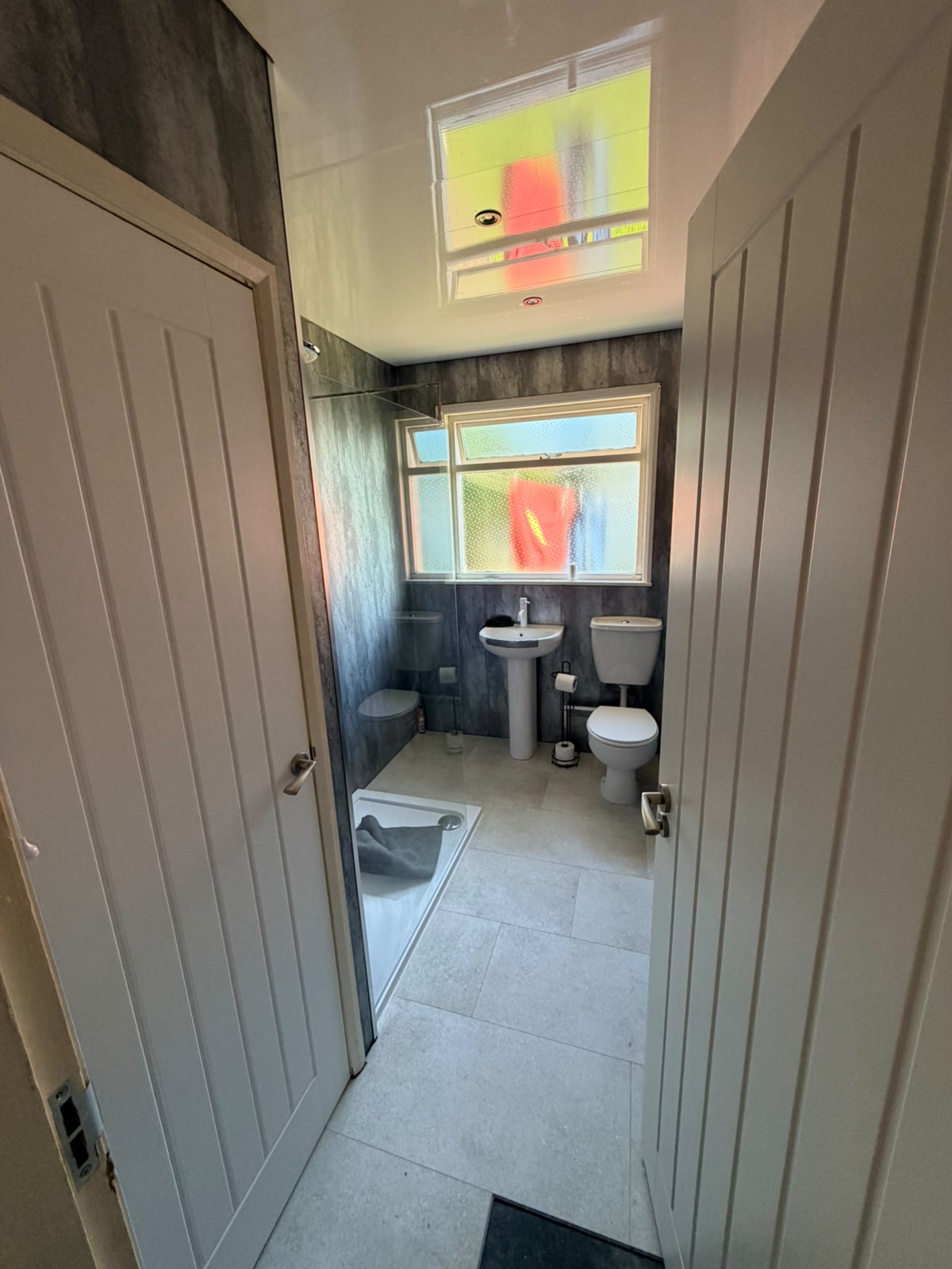 Concrete-effect bathroom — second angle