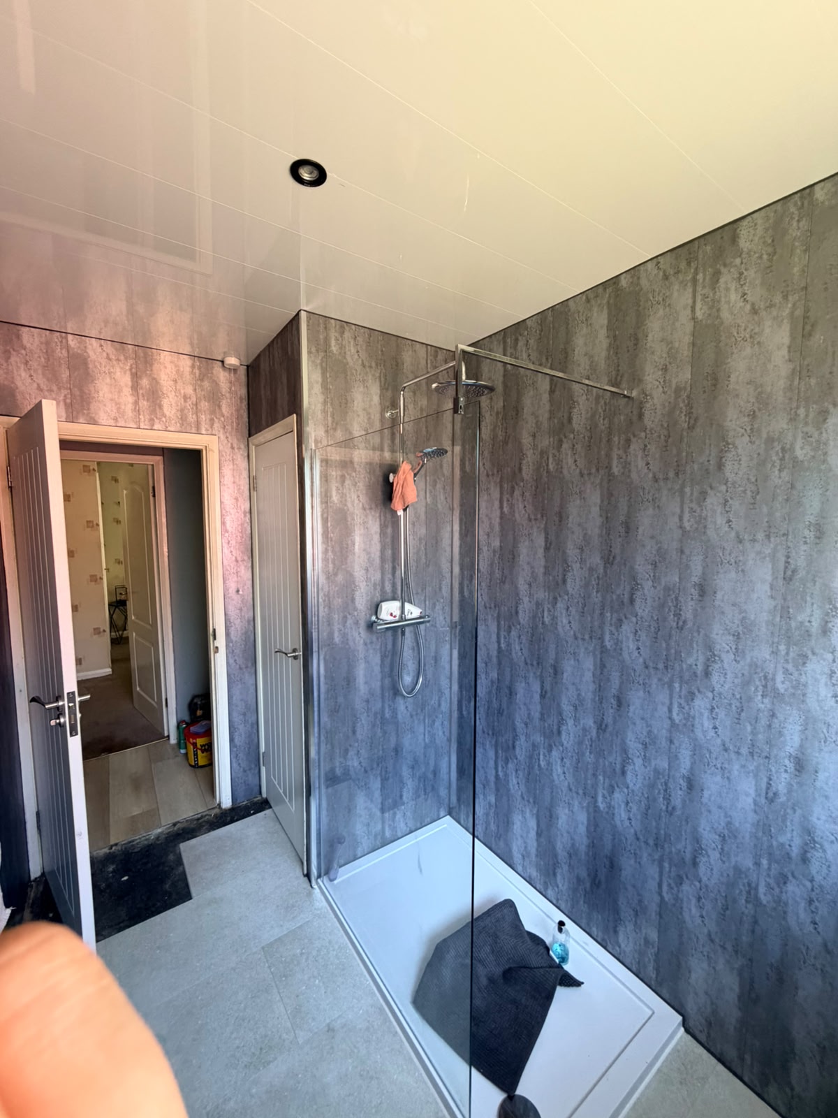 Concrete-effect bathroom — shower enclosure